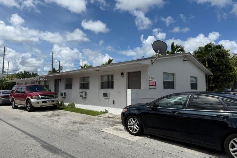 Casa en alquiler en Hialeah, Florida, 2 dormitorios № 1882088 - foto 2