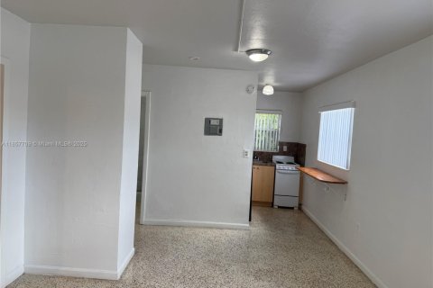 Casa en alquiler en Hialeah, Florida, 2 dormitorios № 1882088 - foto 4
