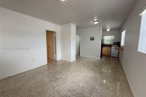 Casa en alquiler en Hialeah, Florida, 2 dormitorios № 1882088 - foto 8
