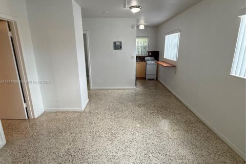 Casa en alquiler en Hialeah, Florida, 2 dormitorios № 1882088 - foto 5