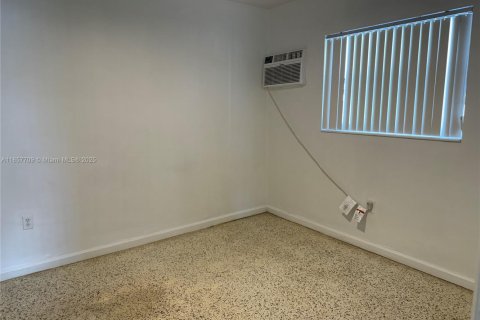Casa en alquiler en Hialeah, Florida, 2 dormitorios № 1882088 - foto 9