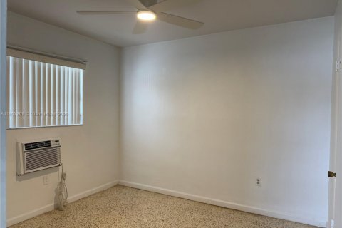 Casa en alquiler en Hialeah, Florida, 2 dormitorios № 1882088 - foto 14