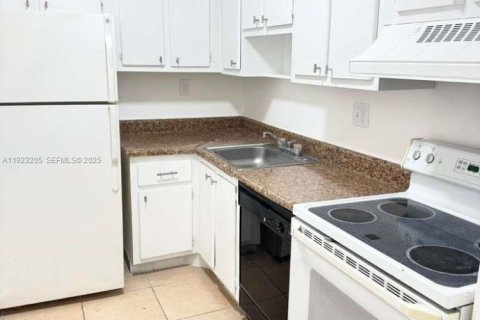 Copropriété à louer à Deerfield Beach, Floride: 2 chambres, 70.61 m2 № 1976842 - photo 1