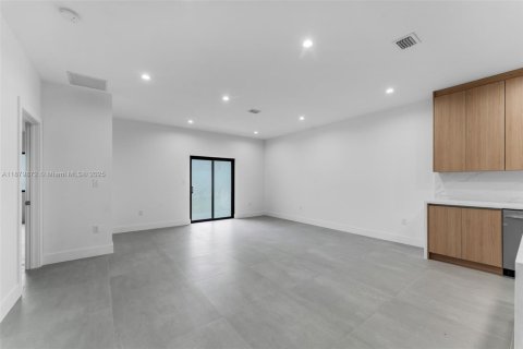 Townhouse in Miami, Florida 3 bedrooms, 212.1 sq.m. № 1925539 - photo 11
