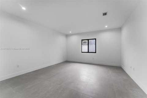 Townhouse in Miami, Florida 3 bedrooms, 212.1 sq.m. № 1925539 - photo 16