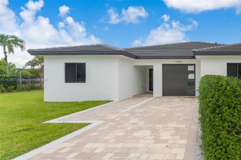 Townhouse in Miami, Florida 3 bedrooms, 212.1 sq.m. № 1925539 - photo 22
