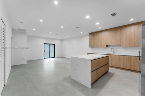 Townhouse in Miami, Florida 3 bedrooms, 212.1 sq.m. № 1925539 - photo 5