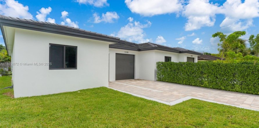 Townhouse in Miami, Florida 3 bedrooms, 212.1 sq.m. № 1925539