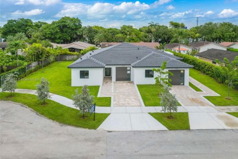 Townhouse in Miami, Florida 3 bedrooms, 212.1 sq.m. № 1925539 - photo 26