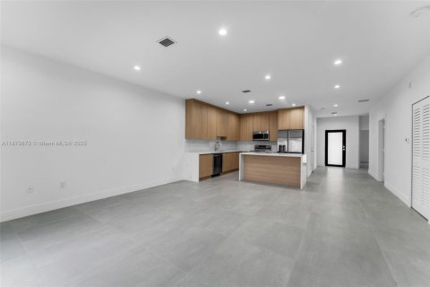 Townhouse in Miami, Florida 3 bedrooms, 212.1 sq.m. № 1925539 - photo 14