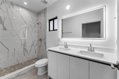 Townhouse in Miami, Florida 3 bedrooms, 212.1 sq.m. № 1925539 - photo 20