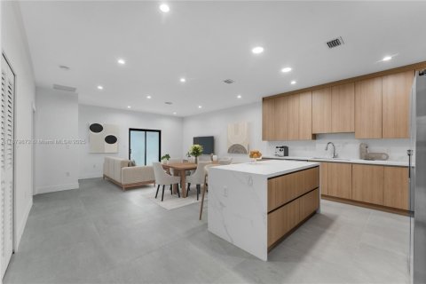 Townhouse in Miami, Florida 3 bedrooms, 212.1 sq.m. № 1925539 - photo 3