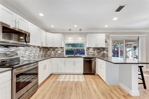 Villa ou maison à vendre à Coral Springs, Floride: 4 chambres, 228.45 m2 № 1995489 - photo 14