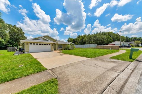 House in New Port Richey, Florida 4 bedrooms, 190.26 sq.m. № 2199945 - photo 7