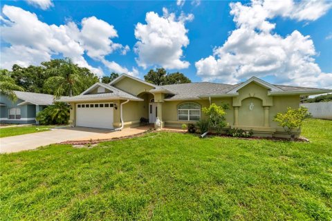House in New Port Richey, Florida 4 bedrooms, 190.26 sq.m. № 2199945 - photo 11