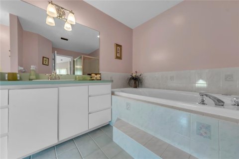 House in New Port Richey, Florida 4 bedrooms, 190.26 sq.m. № 2199945 - photo 26