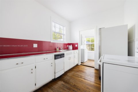 House in Coral Gables, Florida 2 bedrooms, 132.39 sq.m. № 1891443 - photo 12