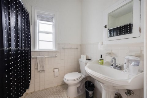 House in Coral Gables, Florida 2 bedrooms, 132.39 sq.m. № 1891443 - photo 17