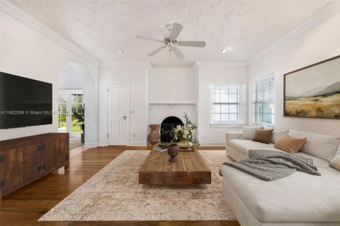 House in Coral Gables, Florida 2 bedrooms, 132.39 sq.m. № 1891443 - photo 8