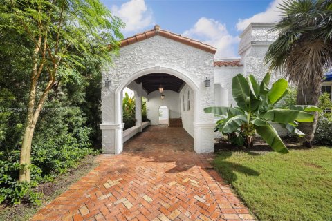 House in Coral Gables, Florida 2 bedrooms, 132.39 sq.m. № 1891443 - photo 3