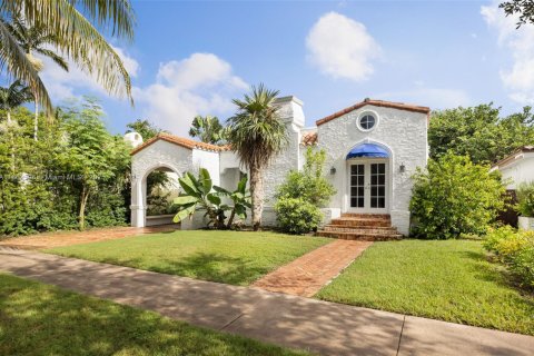 House in Coral Gables, Florida 2 bedrooms, 132.39 sq.m. № 1891443 - photo 1