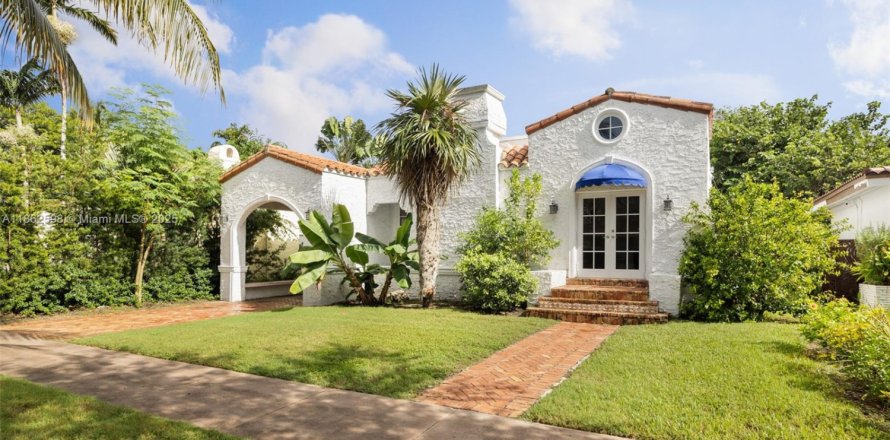 House in Coral Gables, Florida 2 bedrooms, 132.39 sq.m. № 1891443