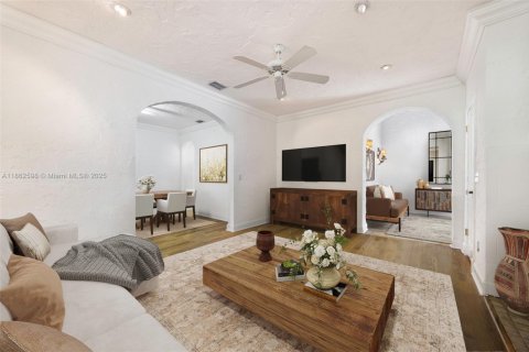 House in Coral Gables, Florida 2 bedrooms, 132.39 sq.m. № 1891443 - photo 6