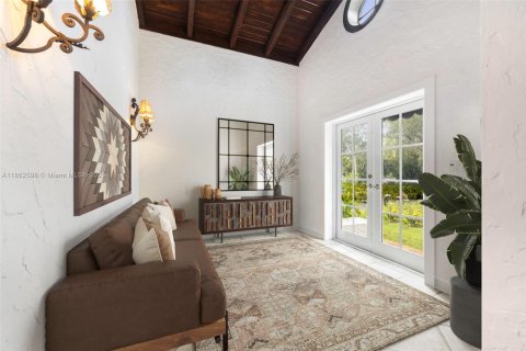 House in Coral Gables, Florida 2 bedrooms, 132.39 sq.m. № 1891443 - photo 5