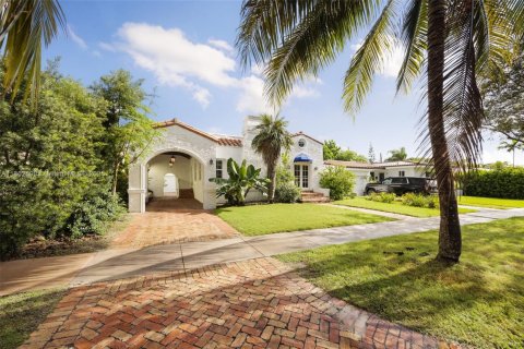 House in Coral Gables, Florida 2 bedrooms, 132.39 sq.m. № 1891443 - photo 25