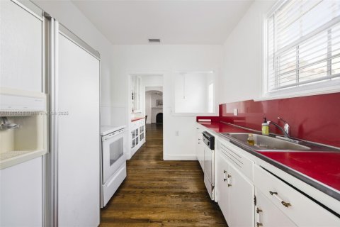 House in Coral Gables, Florida 2 bedrooms, 132.39 sq.m. № 1891443 - photo 11