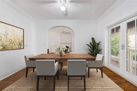 House in Coral Gables, Florida 2 bedrooms, 132.39 sq.m. № 1891443 - photo 9