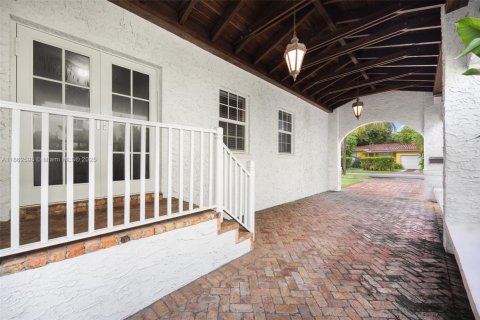 House in Coral Gables, Florida 2 bedrooms, 132.39 sq.m. № 1891443 - photo 22