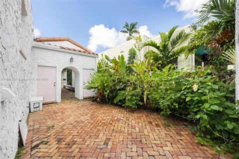 House in Coral Gables, Florida 2 bedrooms, 132.39 sq.m. № 1891443 - photo 21