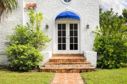 House in Coral Gables, Florida 2 bedrooms, 132.39 sq.m. № 1891443 - photo 2