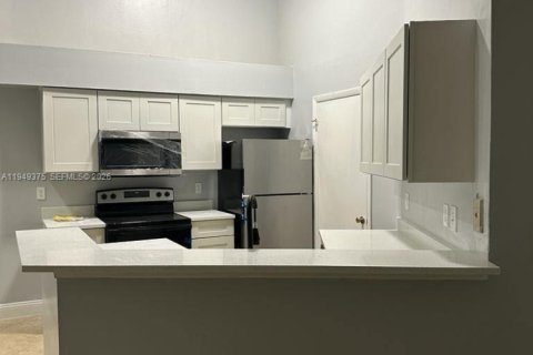 Снять в аренду кондоминиум в Санрайз, Флорида 2 спальни, 95.13м2, № 2005158 - фото 2