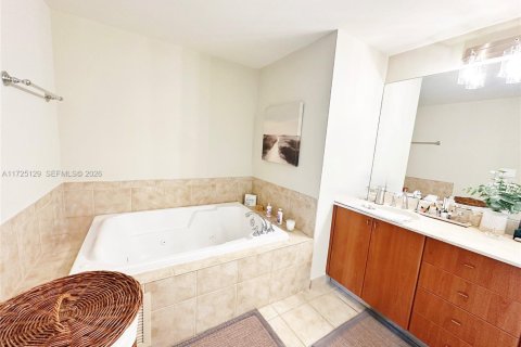 Condo in Coral Gables, Florida, 2 bedrooms  № 2091213 - photo 17