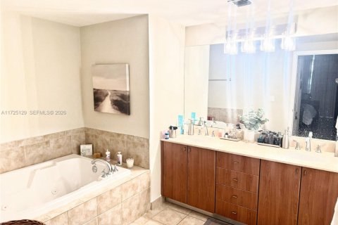 Condo in Coral Gables, Florida, 2 bedrooms  № 2091213 - photo 16