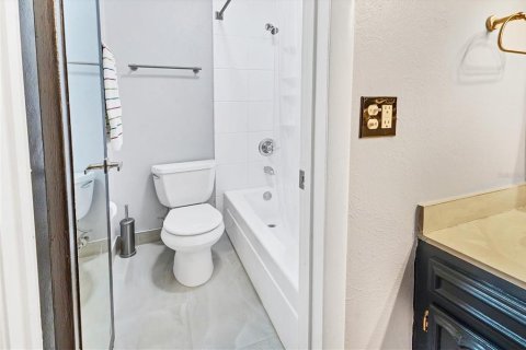Купить кондоминиум в Сарасота, Флорида 9 комнат, 111.76м2, № 1902666 - фото 25