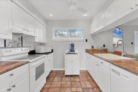 Купить кондоминиум в Сарасота, Флорида 9 комнат, 111.76м2, № 1902666 - фото 10