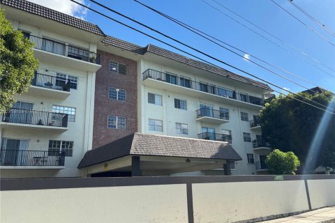 Condo in Virginia Gardens, Florida, 1 bedroom  № 1888037 - photo 4