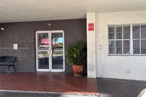 Condo in Virginia Gardens, Florida, 1 bedroom  № 1888037 - photo 7