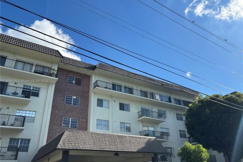 Condo in Virginia Gardens, Florida, 1 bedroom  № 1888037 - photo 2