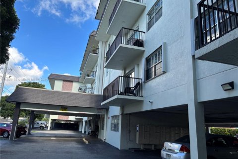 Condo in Virginia Gardens, Florida, 1 bedroom  № 1888037 - photo 10