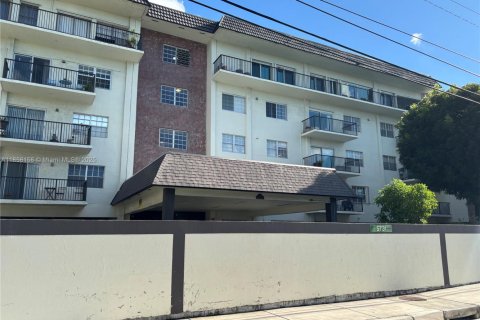 Condo in Virginia Gardens, Florida, 1 bedroom  № 1888037 - photo 1