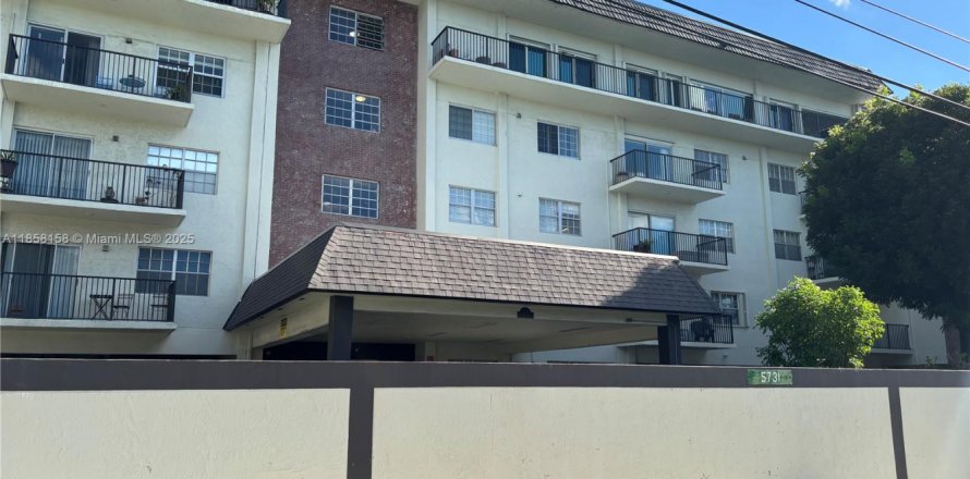 Condo in Virginia Gardens, Florida, 1 bedroom № 1888037