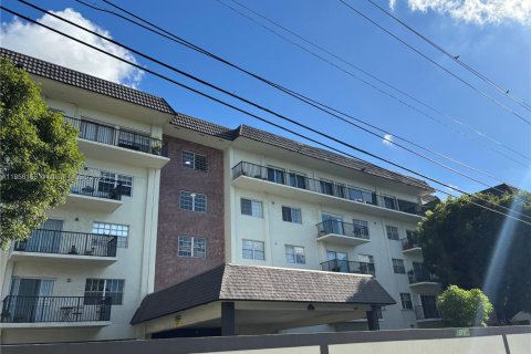 Condo in Virginia Gardens, Florida, 1 bedroom  № 1888037 - photo 5