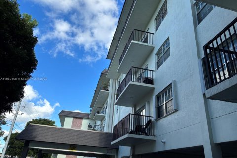 Condo in Virginia Gardens, Florida, 1 bedroom  № 1888037 - photo 9