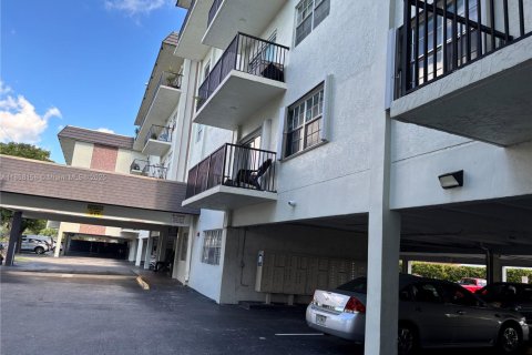 Condo in Virginia Gardens, Florida, 1 bedroom  № 1888037 - photo 8