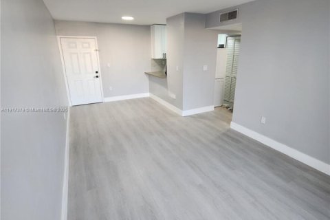 Снять в аренду кондоминиум в Майами, Флорида 2 спальни, 80.82м2, № 1973507 - фото 2