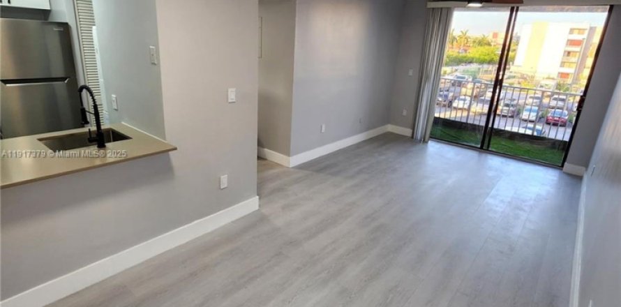 Кондоминиум с 2 спальнями в Майами, Флорида № 1973507